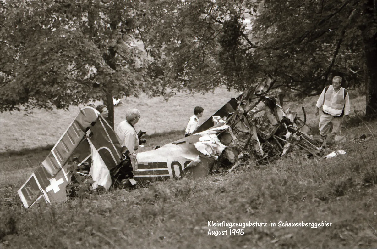 Flugzeugabsturz beim Schauenberg im August 1995. Man sieht ein Schwarz-Weiss-Foto eines abgestürzten Flugzeugs.